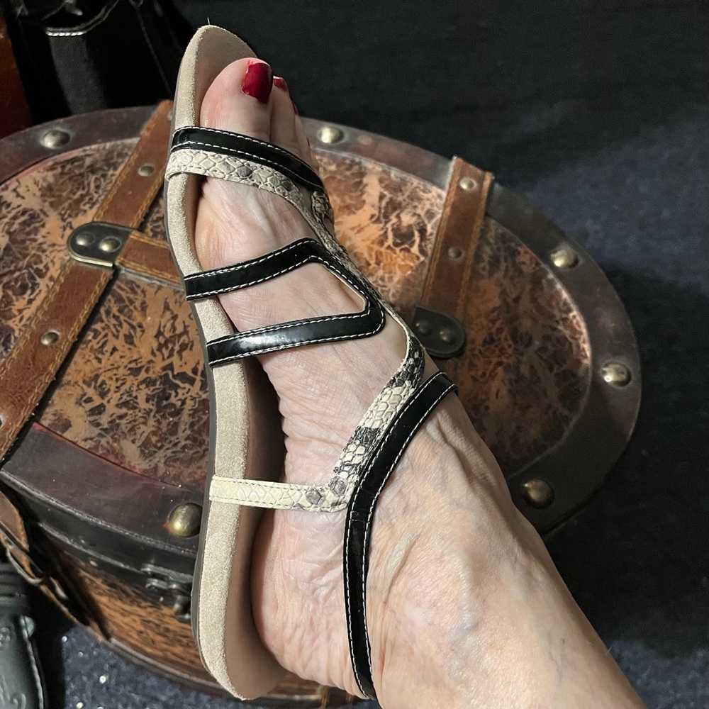 Clarks Artisan Womens Sandals Animal Print Black Brazilian Leather SZ 7 Nonslip